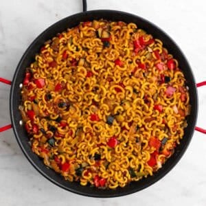 Fideuá de verduras ya cocinada en una paellera.