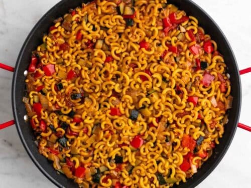 Fideuá de verduras ya cocinada en una paellera.