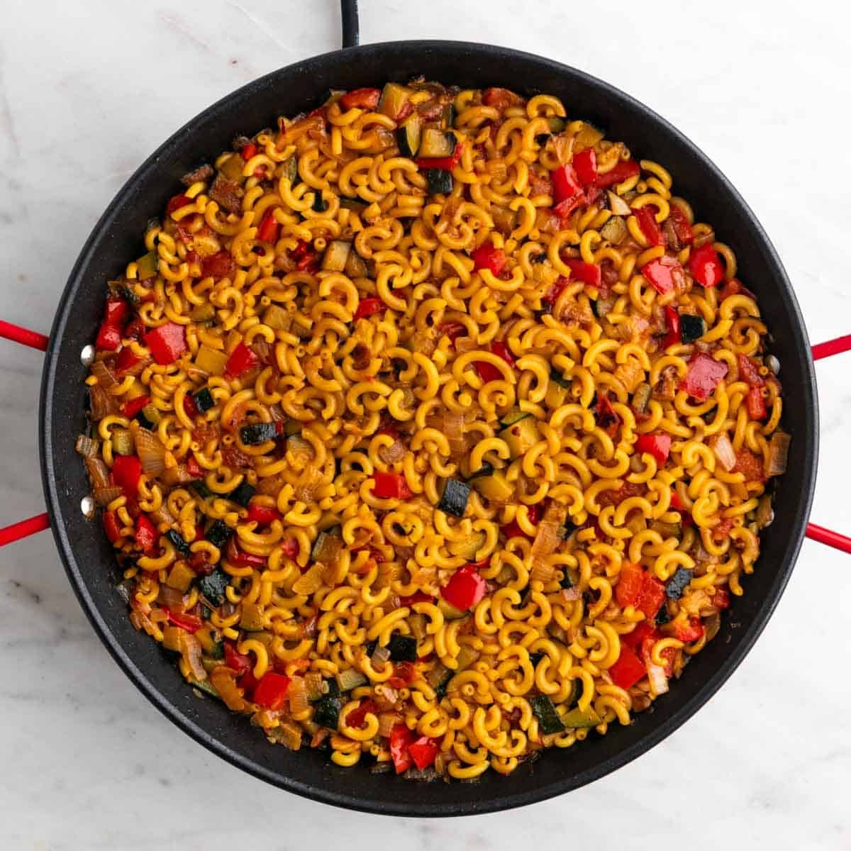 Fideuá de verduras ya cocinada en una paellera.
