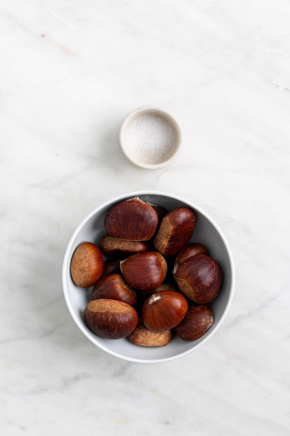 Ingredientes para asar castañas en el microondas.