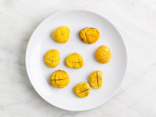 Castañas asadas en el microondas peladas y con sal.