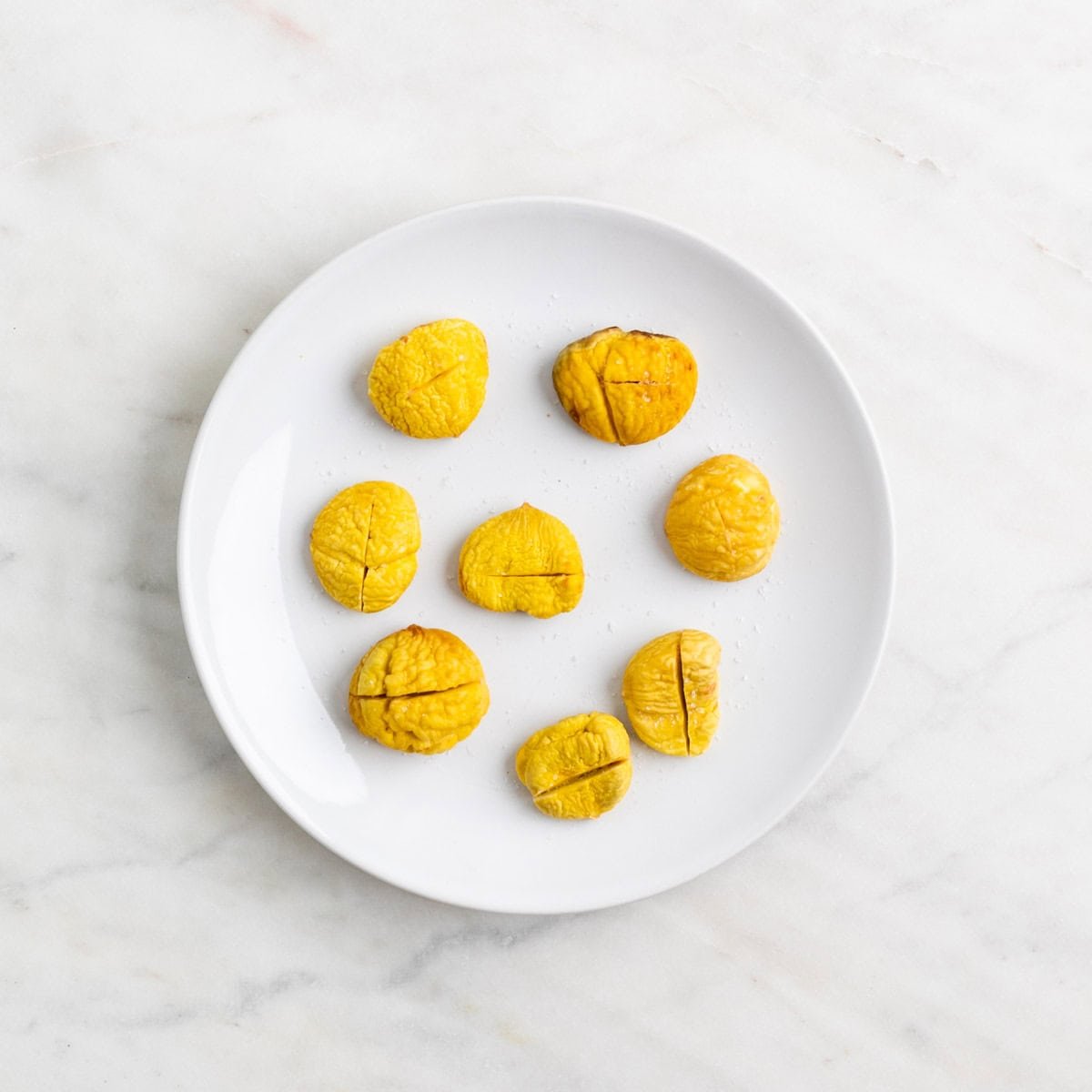 Castañas asadas en el microondas peladas y con sal.