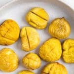 Castañas asadas en el microondas en un plato.