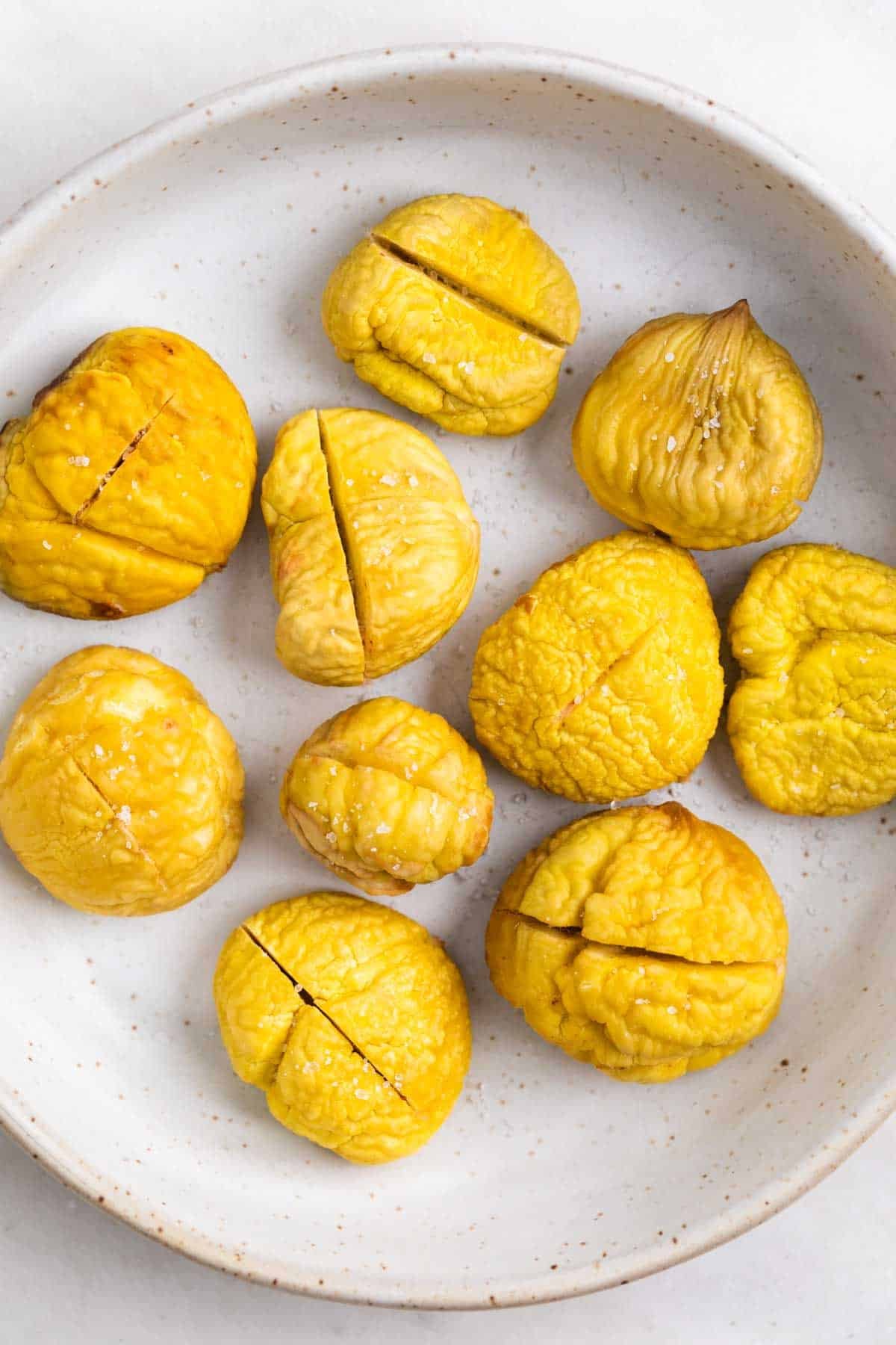 Plato con castañas asadas al microondas.