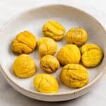 Castañas cocinadas en el microondas en un plato.