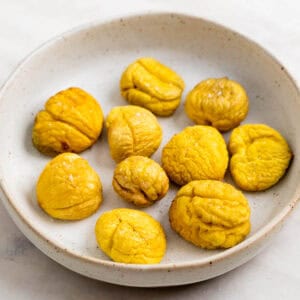 Castañas cocinadas en el microondas en un plato.