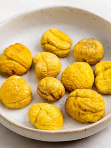 Castañas cocinadas en el microondas en un plato.