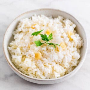 Bol de arroz blanco con perejil picado por encima.