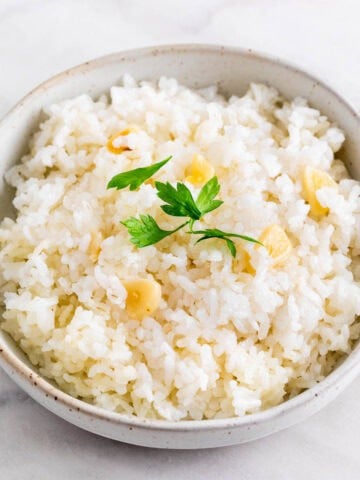Bol de arroz blanco con perejil picado por encima.