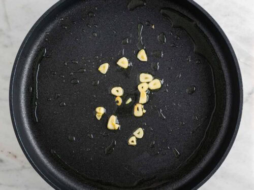 Ajo salteado en una sartén.