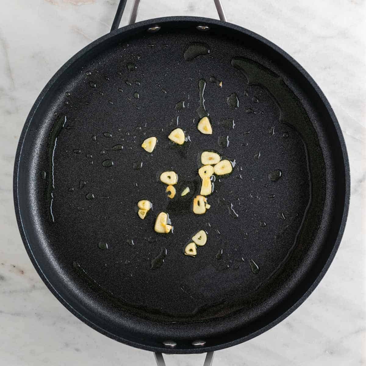 Ajo salteado en una sartén.