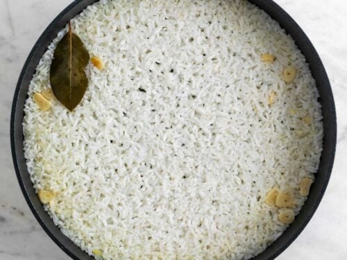 Arroz blanco cocinado en una sartén antes de reposar.