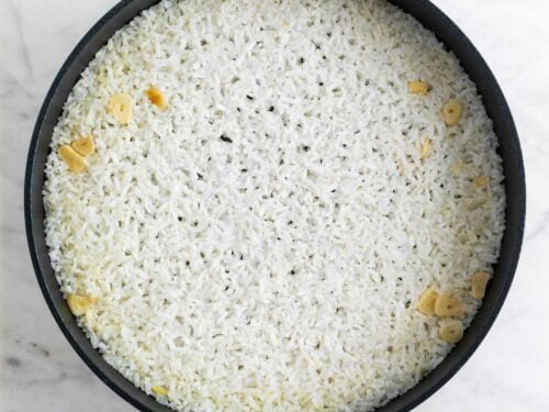 Arroz blanco cocinado en una sartén después de haber reposado.