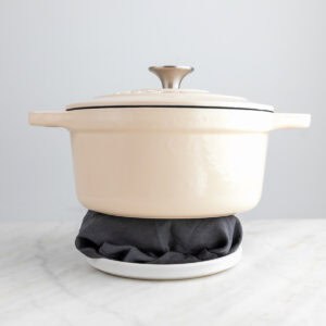 Tofu prensándose con una olla encima.