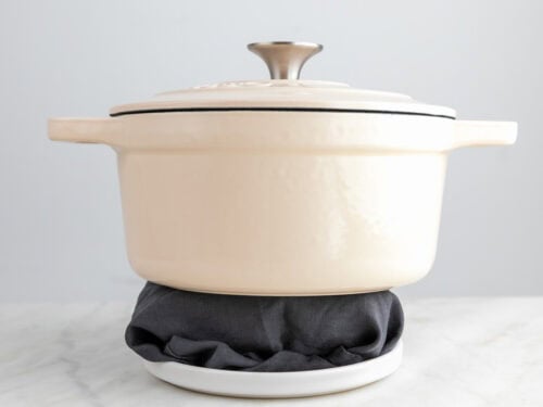 Tofu prensándose con una olla encima.