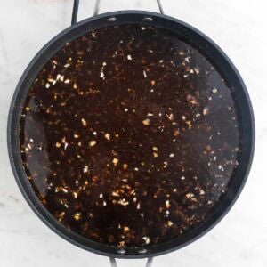 Salsa en una sartén antes de echar la maicena.