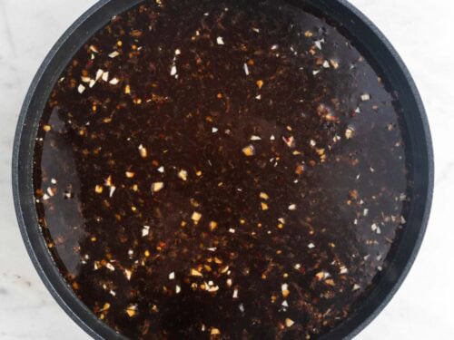 Salsa en una sartén antes de echar la maicena.