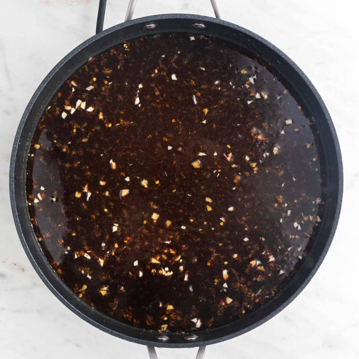 Salsa en una sartén antes de echar la maicena.