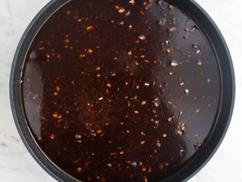 Salsa en una sartén después de echar la maicena.