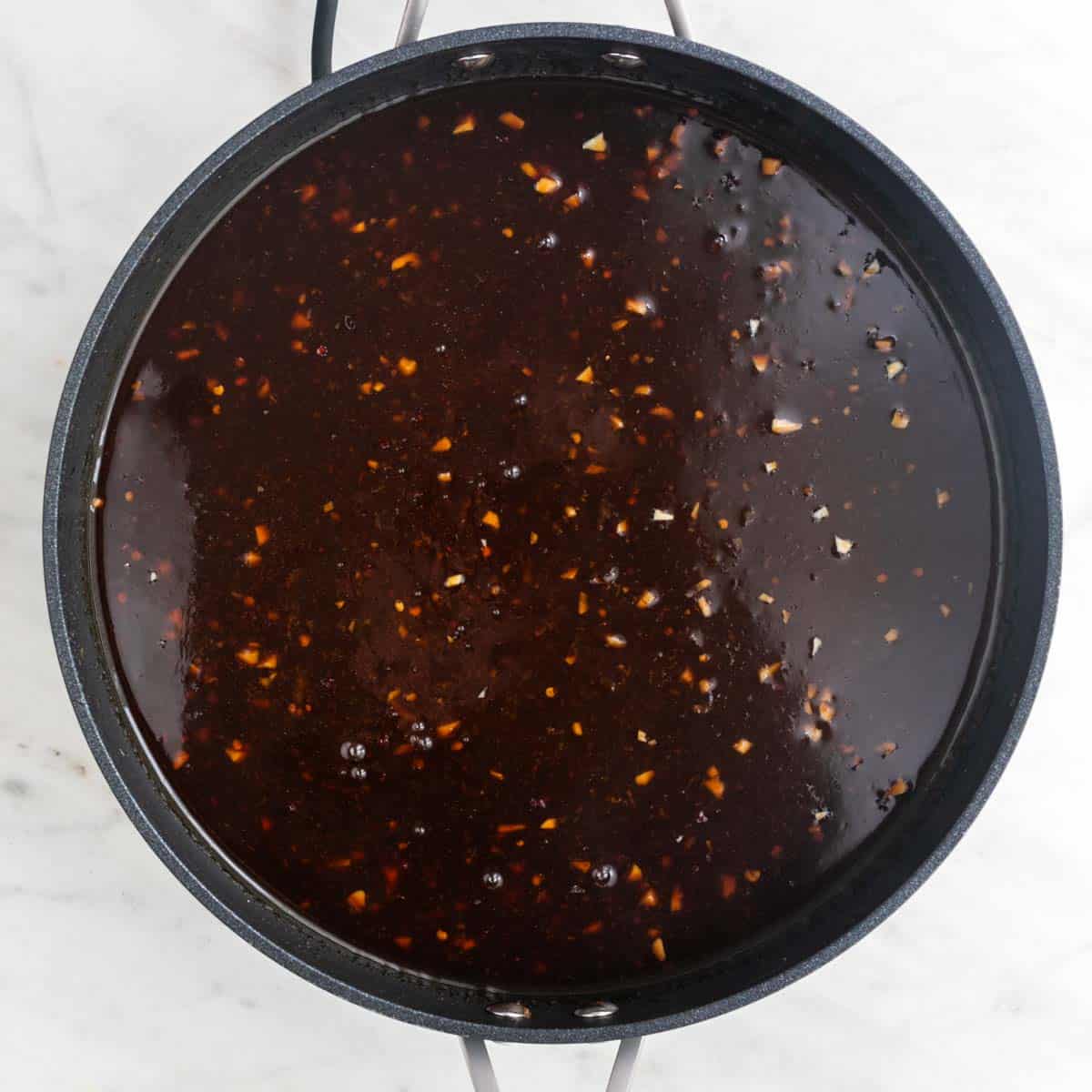 Salsa en una sartén después de echar la maicena.