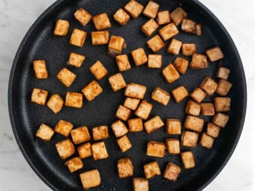Tofu frito en la sartén.