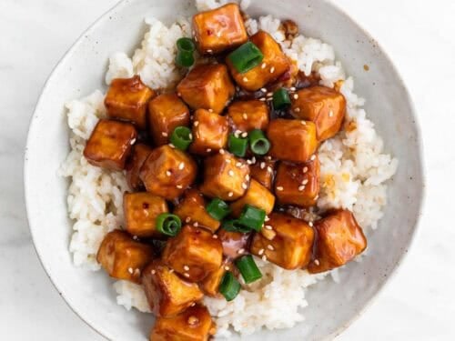 Tofu a la naranja sobre cama de arroz.
