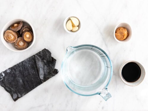 Ingredientes para hacer salsa de pescado vegana.