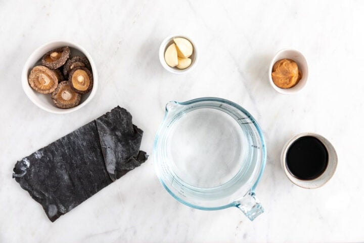 Ingredientes para hacer salsa de pescado vegana.