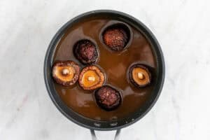 Ingredientes para hacer salsa de pescado vegana en un cazo.