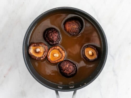 Ingredientes para hacer salsa de pescado vegana en un cazo.