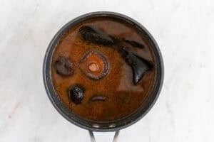 Salsa de pescado vegana cocinada en un cazo.