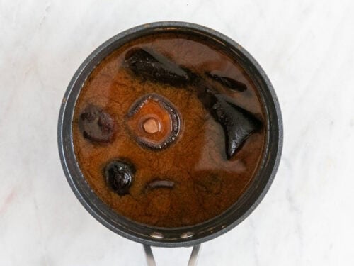 Salsa de pescado vegana cocinada en un cazo.