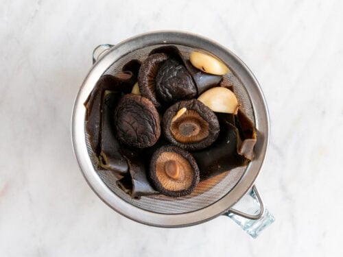 Colador con los ingredientes colados de la salsa de pescado vegana.