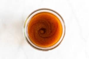 Salsa de pescado vegana en un tarro.