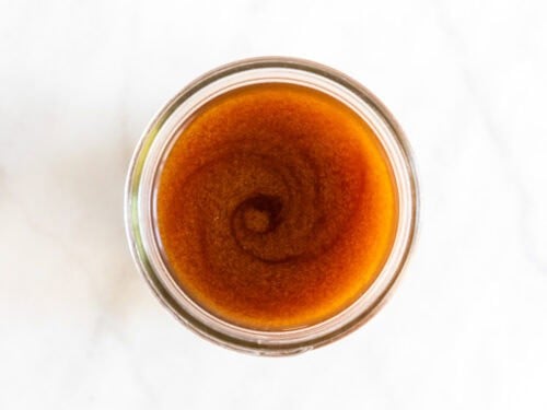 Salsa de pescado vegana en un tarro.