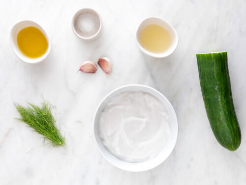 Ingredientes para hacer salsa tzatziki.