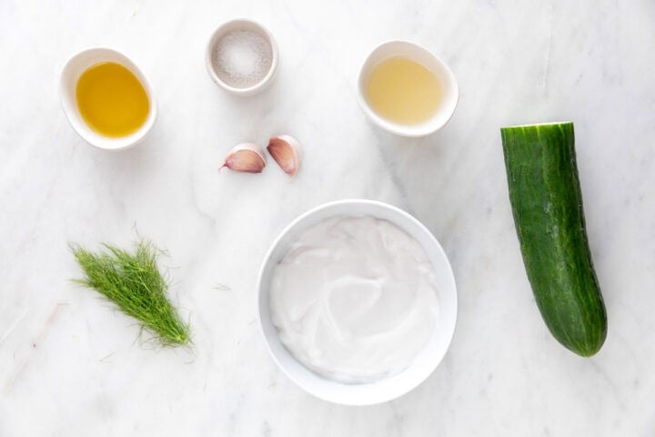 Ingredientes para hacer salsa tzatziki.