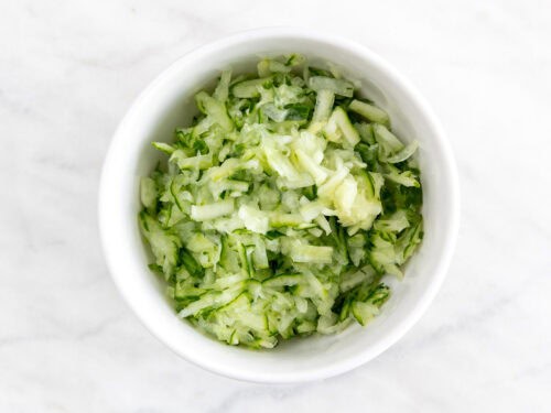 Pepino rallado en un bol.