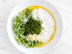 Ingredientes del tzatziki en un bol antes de mezclar.