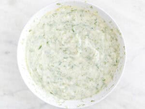 Salsa tzatziki en un bol.