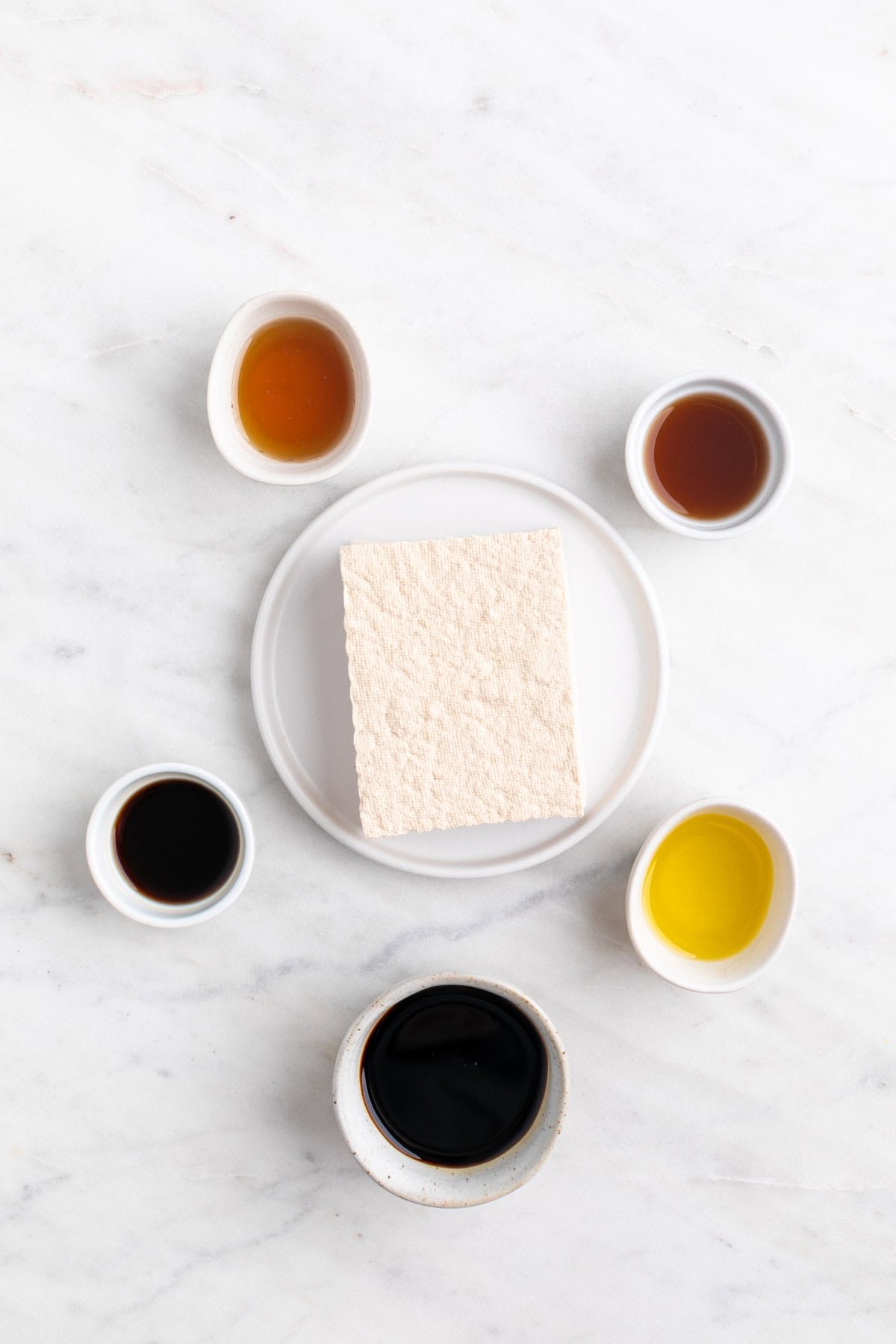 Ingredientes para hacer tofu ahumado.