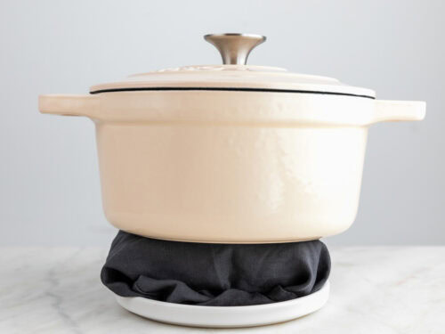 Tofu prensándose con una olla encima.