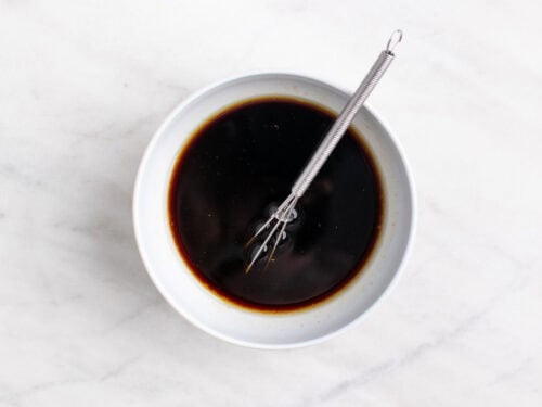 El marinado en un bol.