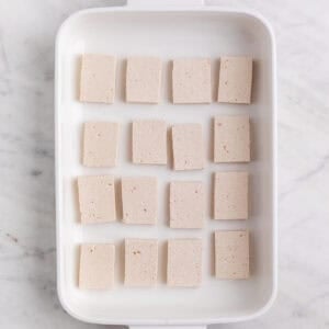 Las rodajas de tofu en una fuente.