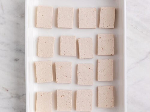 Las rodajas de tofu en una fuente.