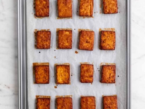 Tohu ahumado horneado en una bandeja de horno.