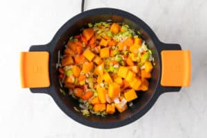 Verduras salteadas en una cacerola.