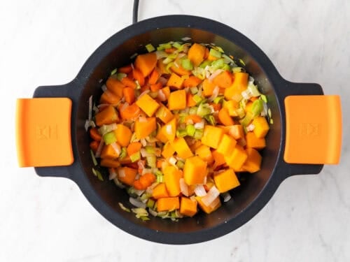 Verduras salteadas en una cacerola.