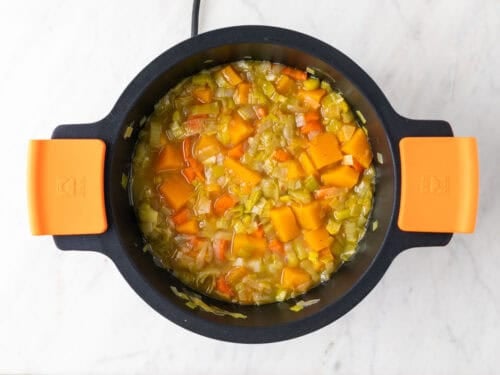 Crema de verduras cocinada en una cacerola antes de batir.