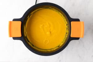 Crema de verduras batida en una cacerola.